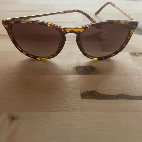 WMP Malia Tortoise Round Sunglasses - Picture 11 of 11